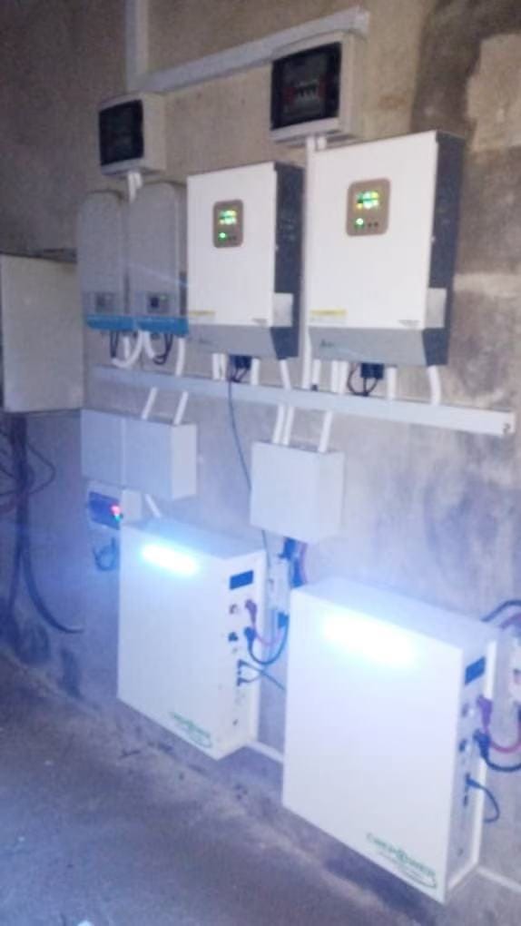 Crepower 5.5KW solar Inverter with 2pcs 5KWh Wall Mounted Lithium Battery